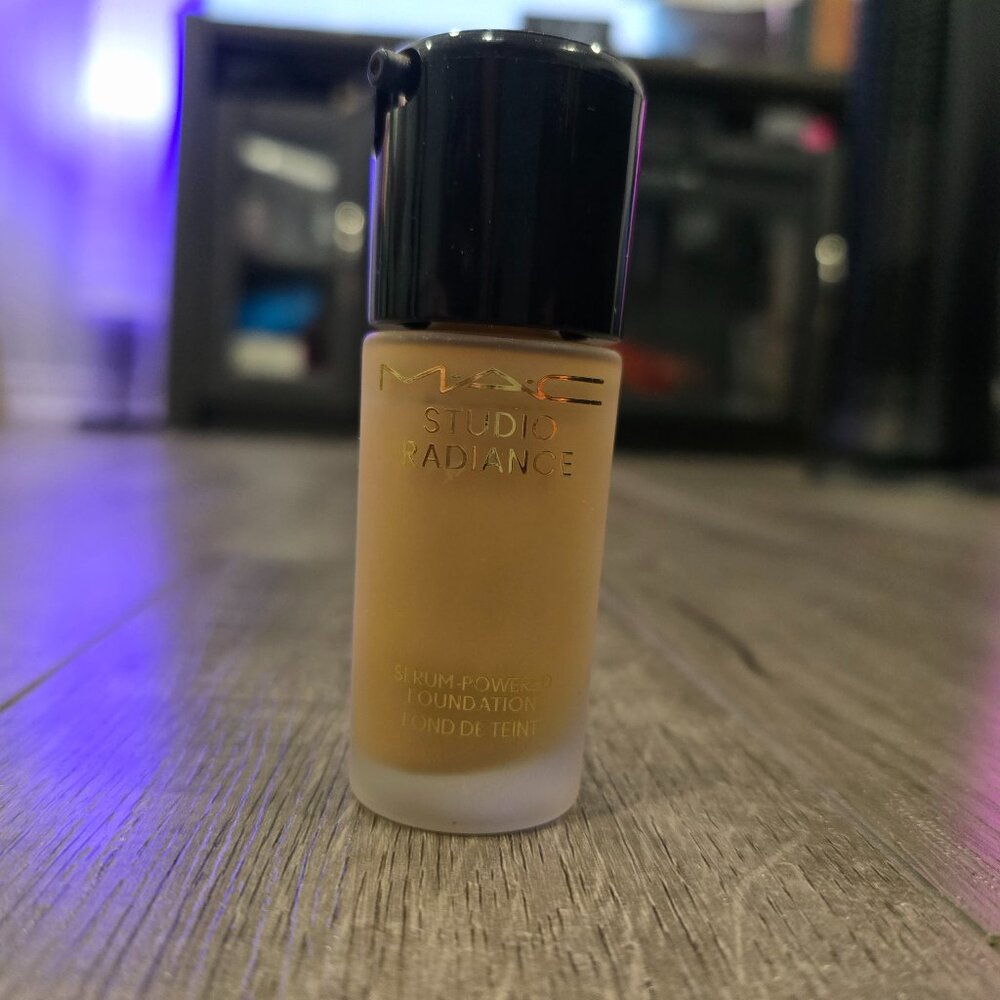 MAC Studio Radiance Foundation in the shade NC20